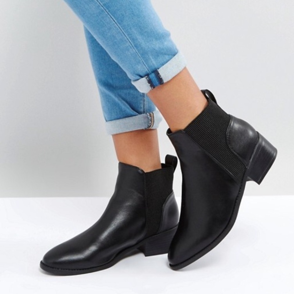 Flat Chelsea Boots